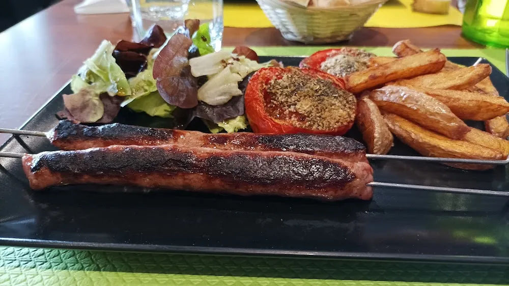 Duo de Brochettes Frite Fait Maison Et Salade